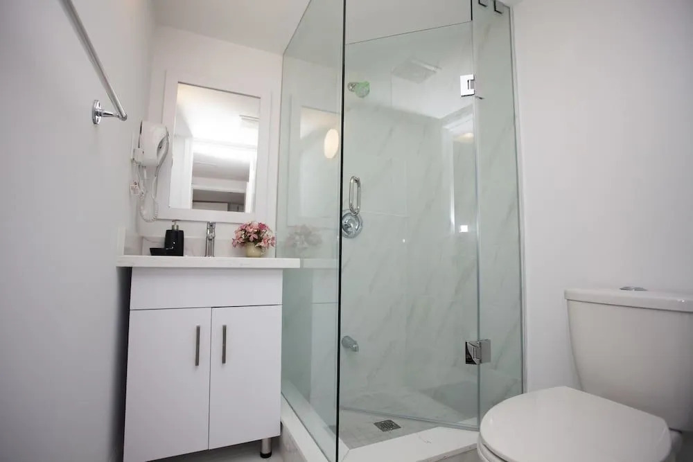Cozy 3 bedroom, 2 bathroom Basement Suite in Toronto