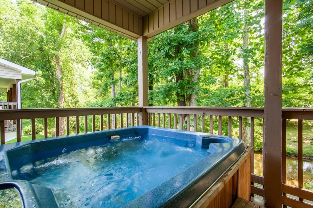 Ritz on the River with Hot Tub and Grill