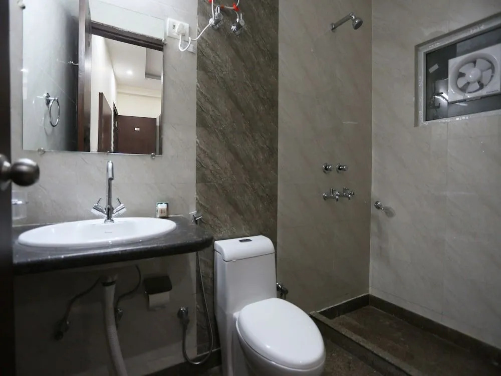 OYO 8205 Hotel Petals Inn