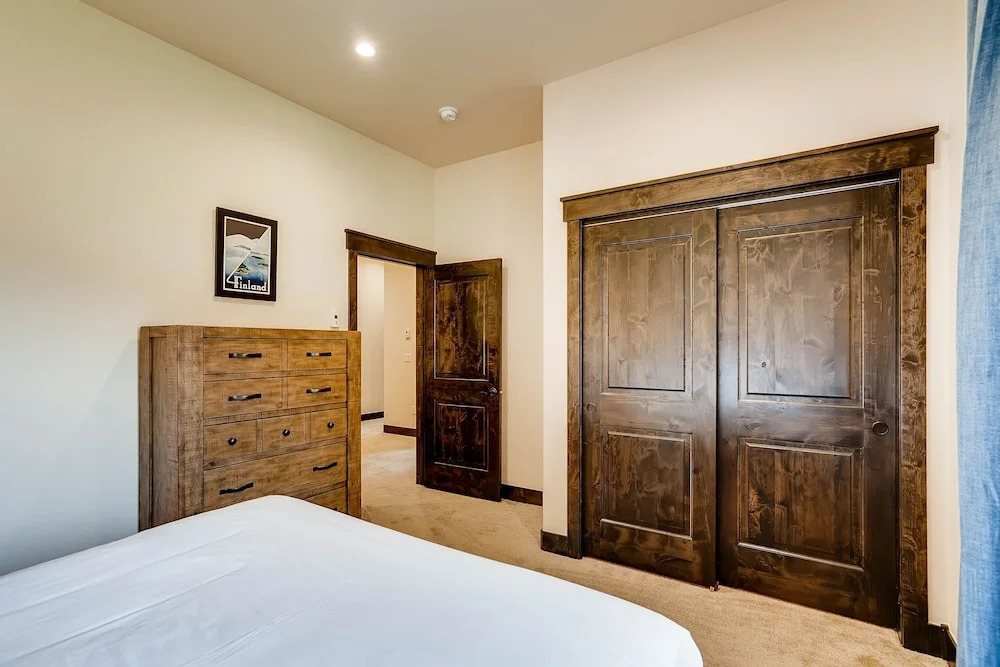 Alders 4br Renovated Townhome- Sleeps 11+ Kids Ski Free 4 Bedroom Condo by Redawning
