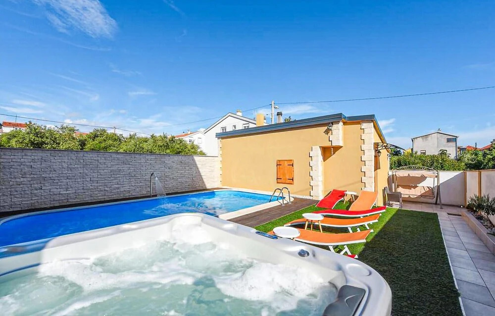 Amazing Home in Zadar with Hot Tub, Sauna & WiFi
