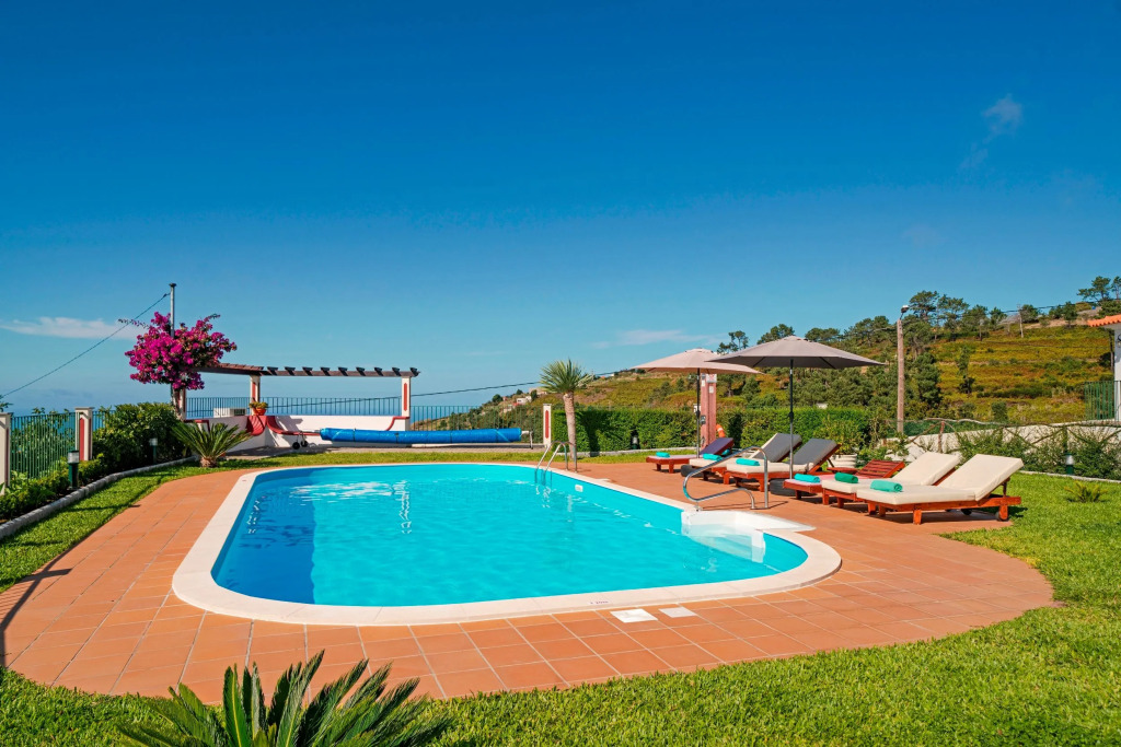 Secluded Tranquil Spacious Villa, Stunning Views, Heated Pool & A/C Theo'S