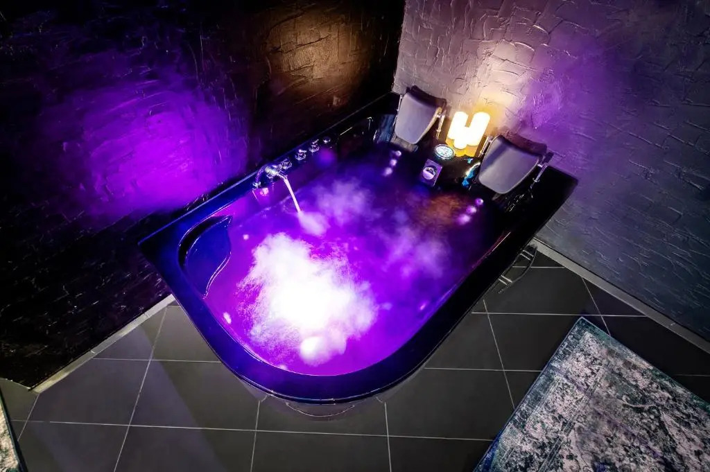 Jacuzzi Cinema loft