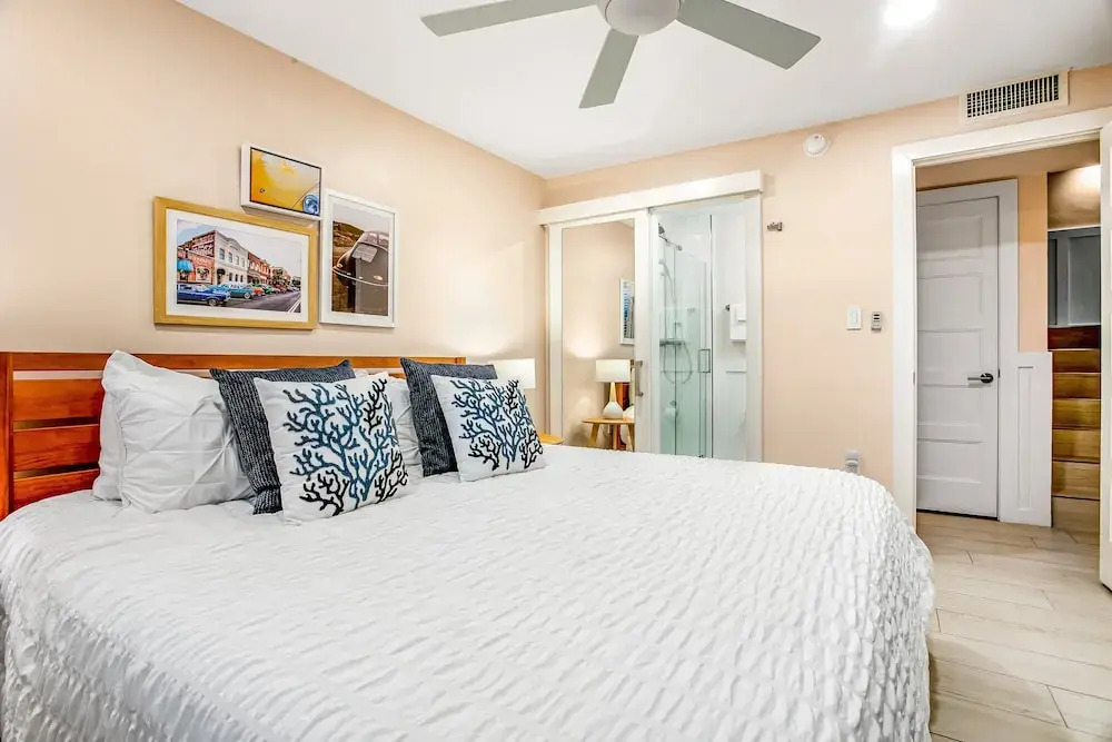 Beach Condo With Balcony, W/d, AC, Outdoor Pool & Fast Wifi