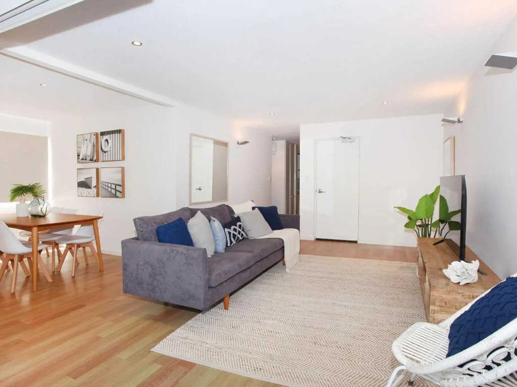 Windmill 4 - Two Bedroom Beachside Apartment on Parkyn Parade!