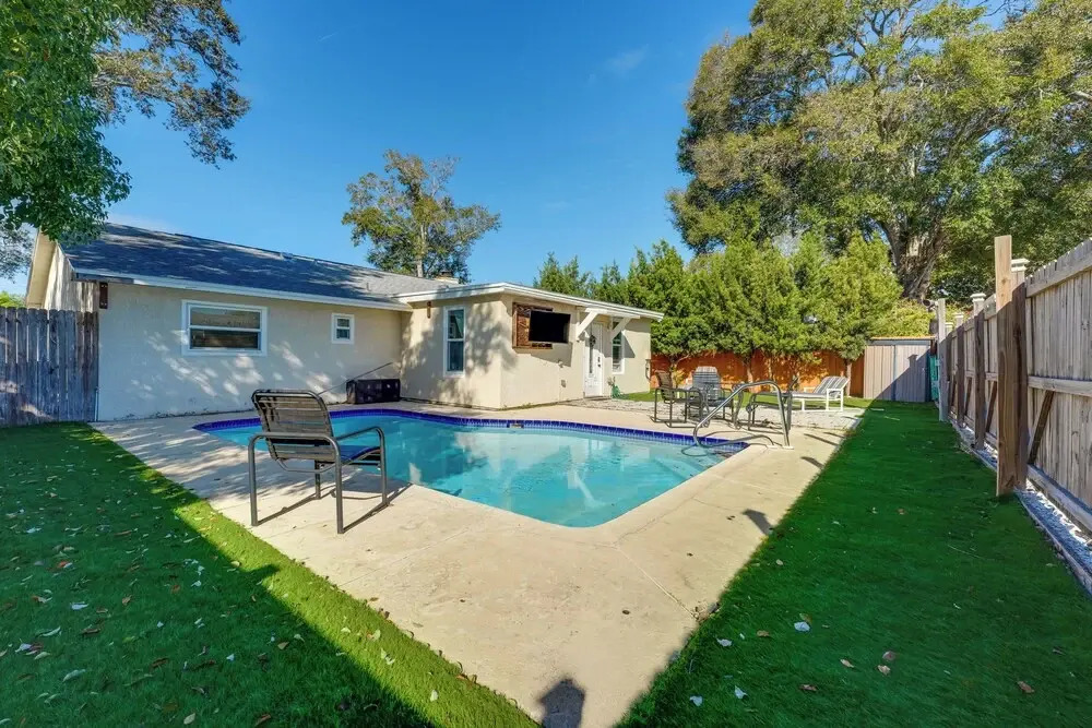 6 Mi to Honeymoon Island: Studio w/ Pool Access