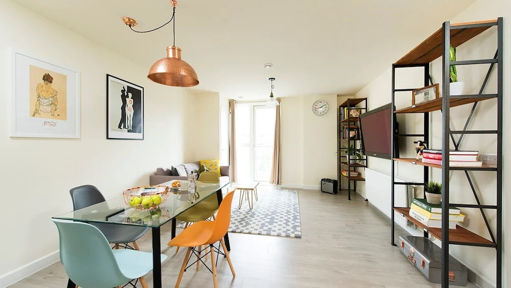 Bright and Spacious 2BR Flat in East London