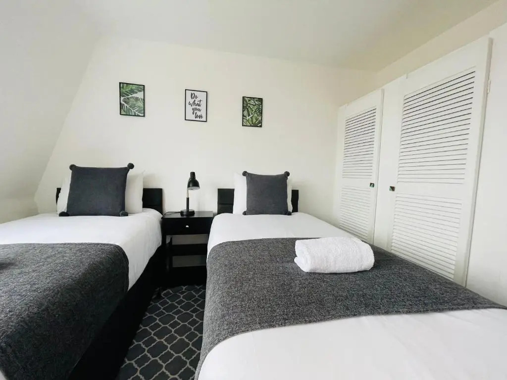 Cheerful 5-bedroom with free parking