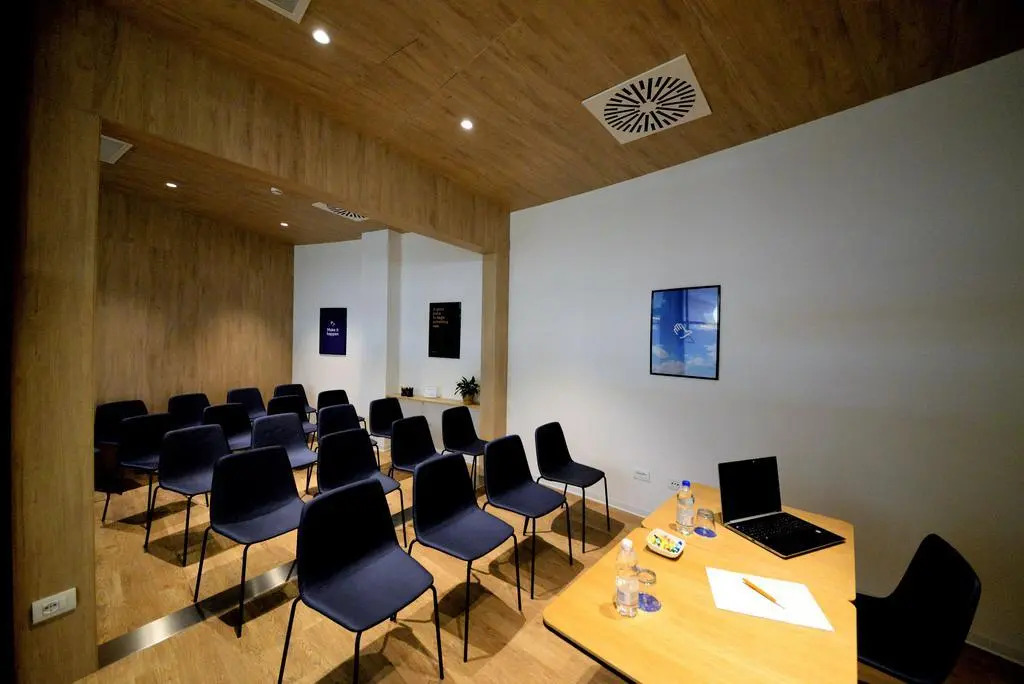 Air Rooms Rome Airport by HelloSky