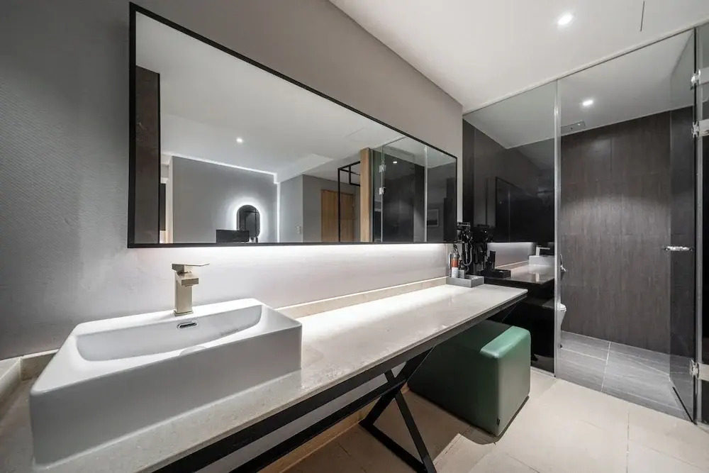 TheWall Hotel