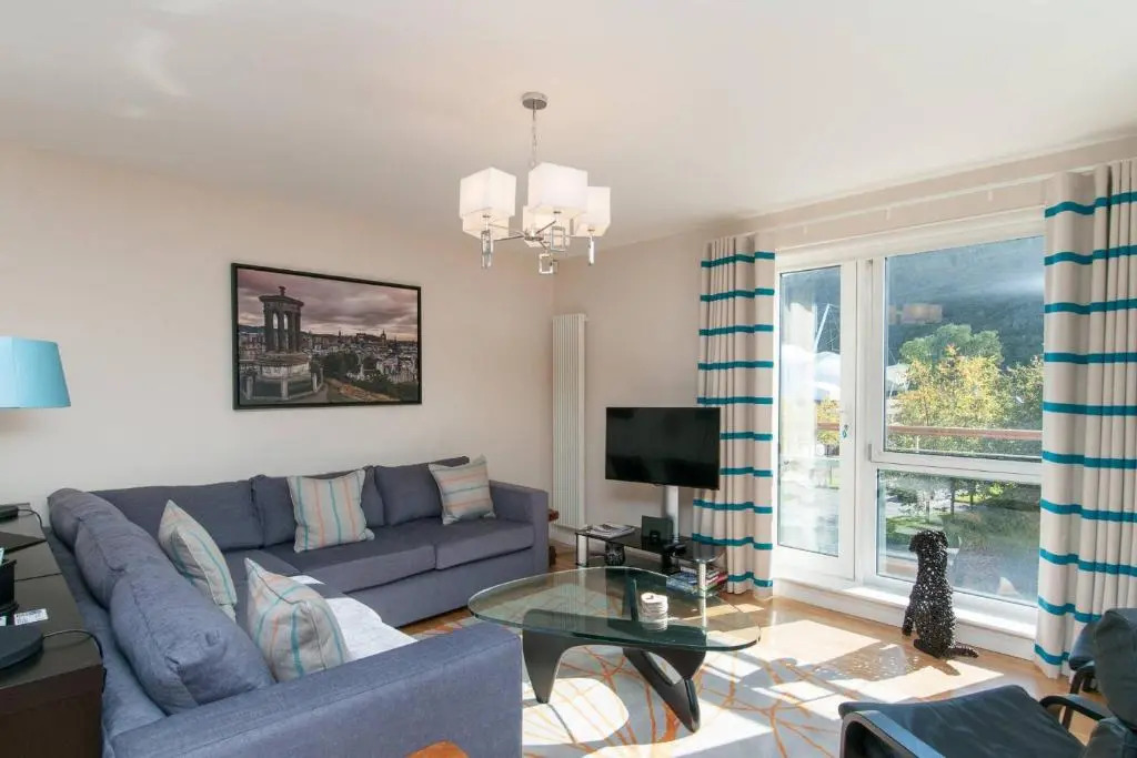 379 Luxury 3 Bedroom City Centre Apartment With Private Parking and Lovely Views Over Arthur s Seat