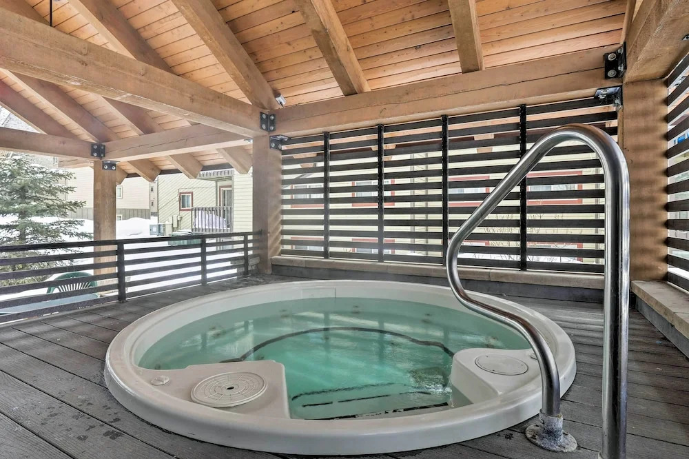Central Steamboat Condo: Outdoor Hot Tub & Pool!