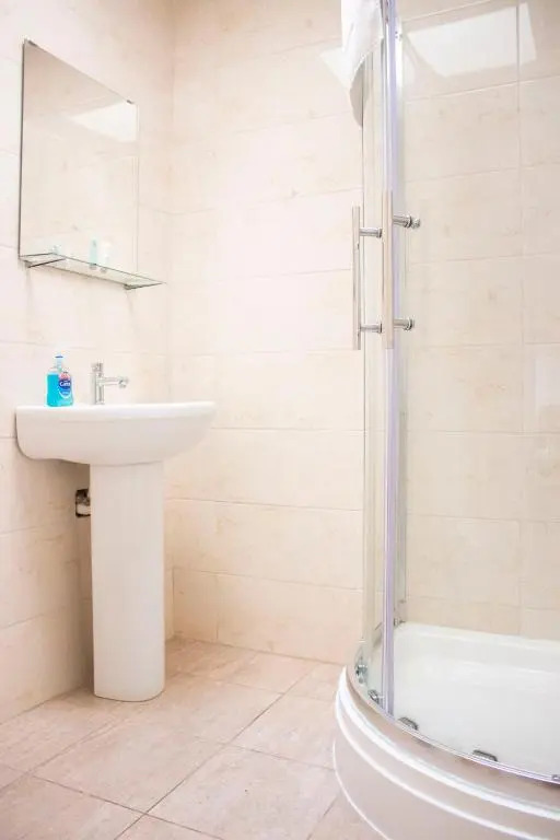 Large Ground Floor Pet Friendly 2 Bedroom Apartment with FREE Parking