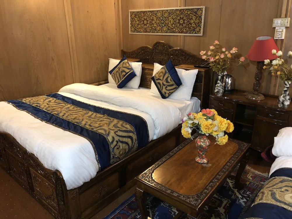 Lake Victoria Houseboat