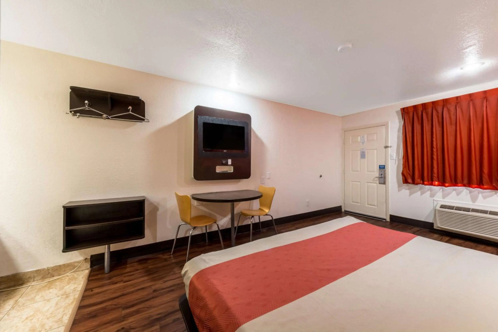 Motel 6 San Antonio, TX - Frost Bank Center