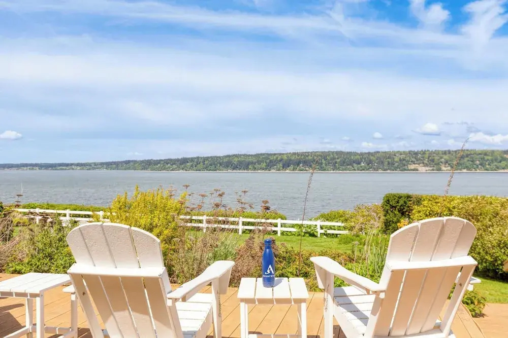 Colonial Bluff House Above the Sea by Avantstay