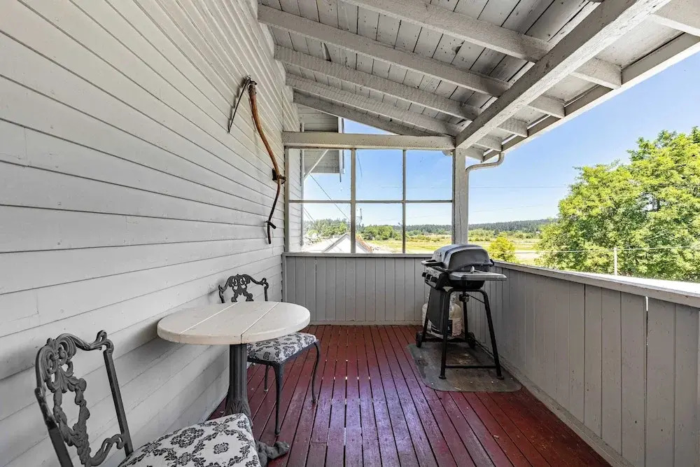 Private Beach Access + Water Views! Sleeps 18, Historic 6bdr Farmhouse w/ Deck