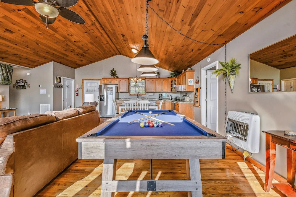 Roundtop Mountain Ridge 2 Bedroom Cabin by RedAwning