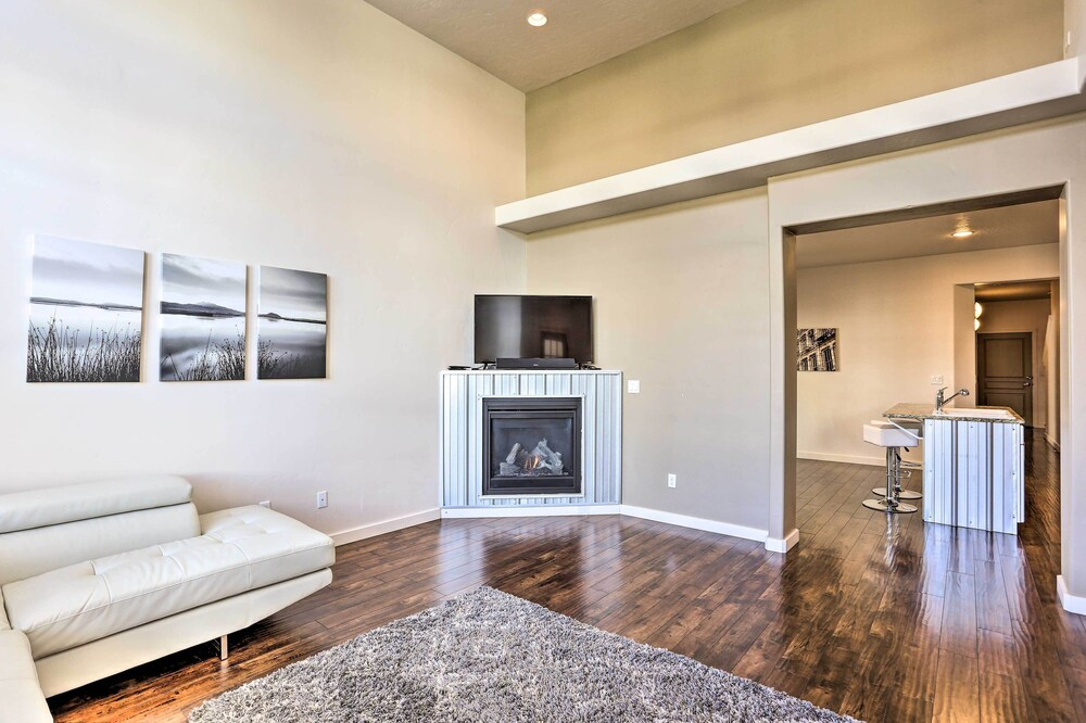 Sleek & Modern Townhome ~ 11 Mi to Dtwn Boise