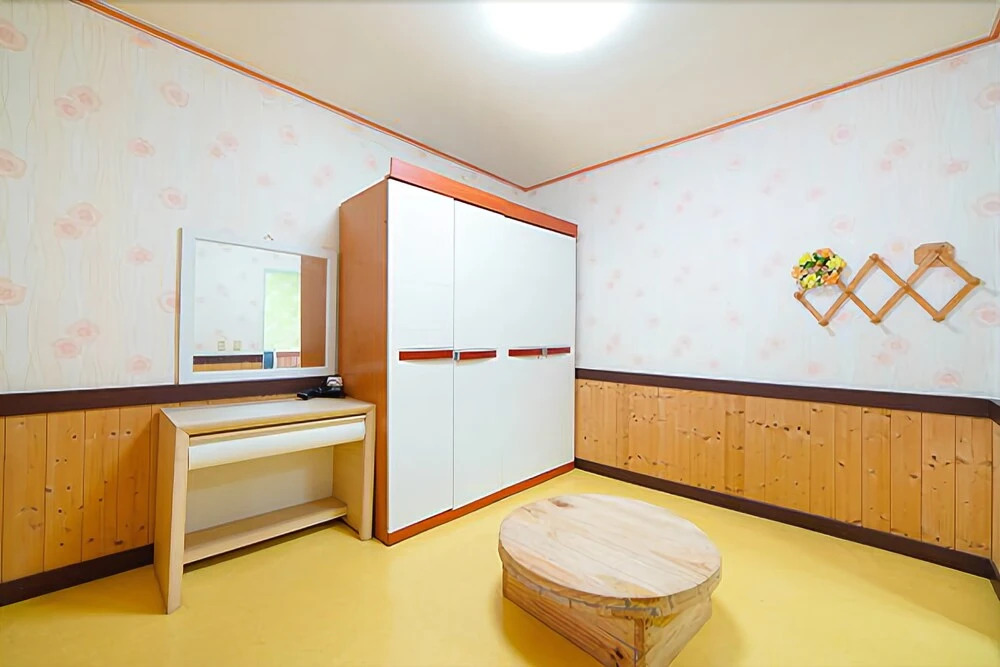 Pocheon Lakeside White House Pension