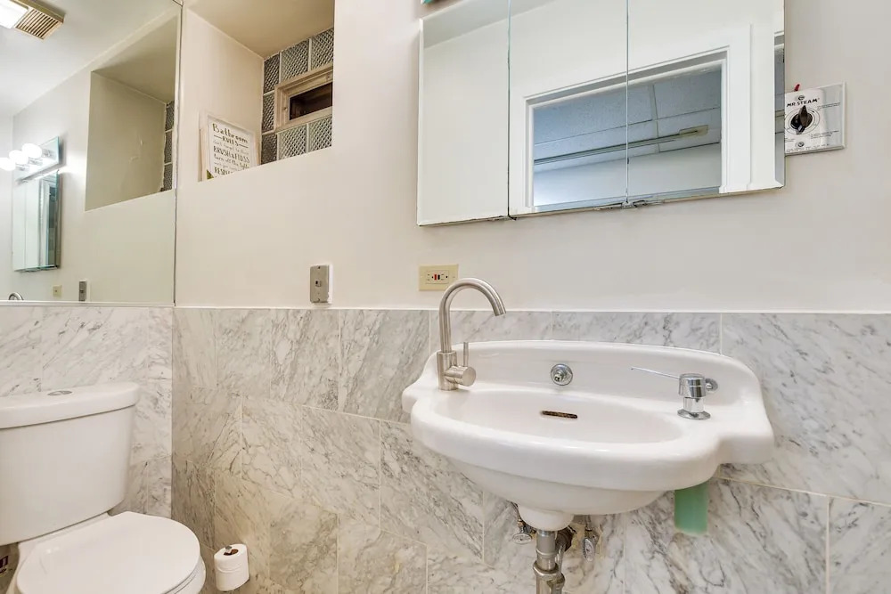 Lincoln Park Apt: Walk to Beach, Shops & Dining