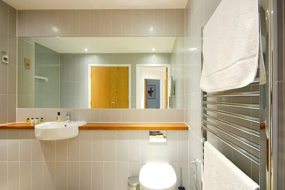Bright Godfrey Place Nest - HEN21