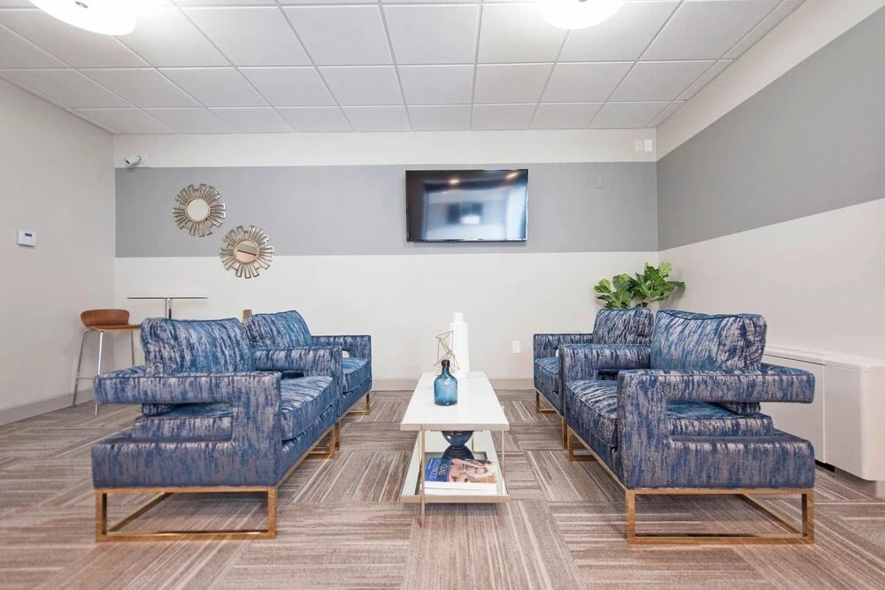 Walk Downtown! 1 Bed/1 Bath Near 4th St Live!