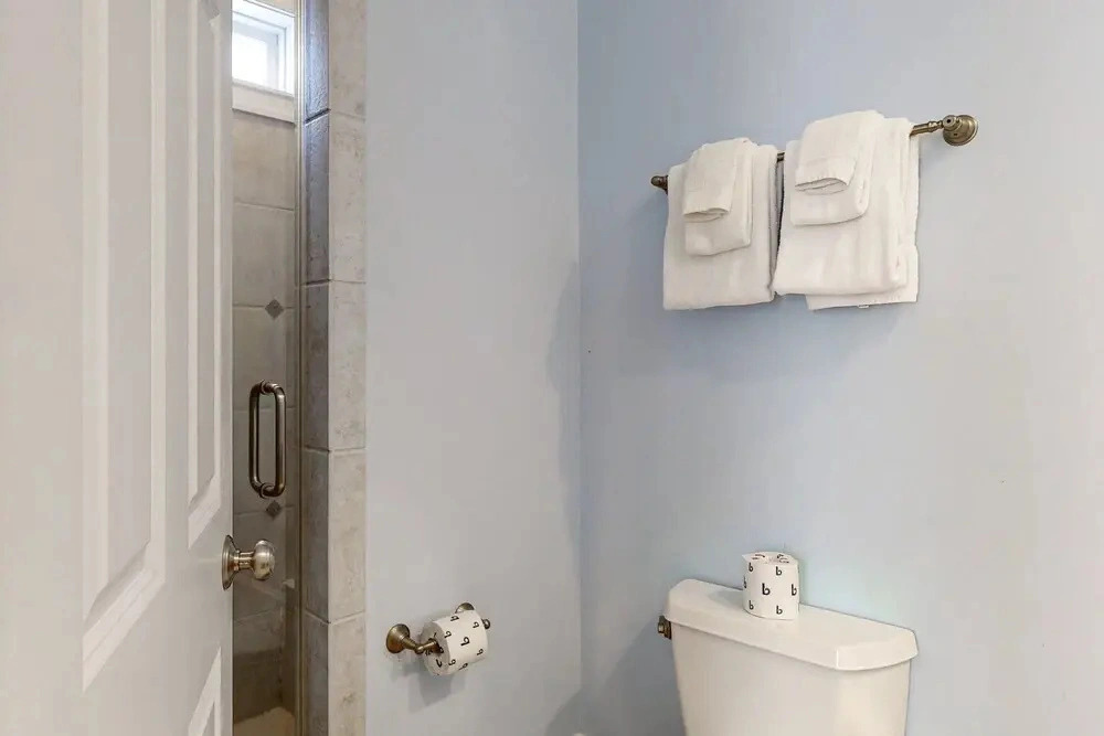 Luxury Cottage With Pools & Multiple Decks, 1/2 Block to Beach