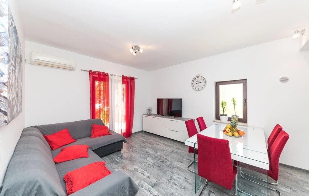 Stunning Apartment in Okrug Donji With 2 Bedrooms and Wifi