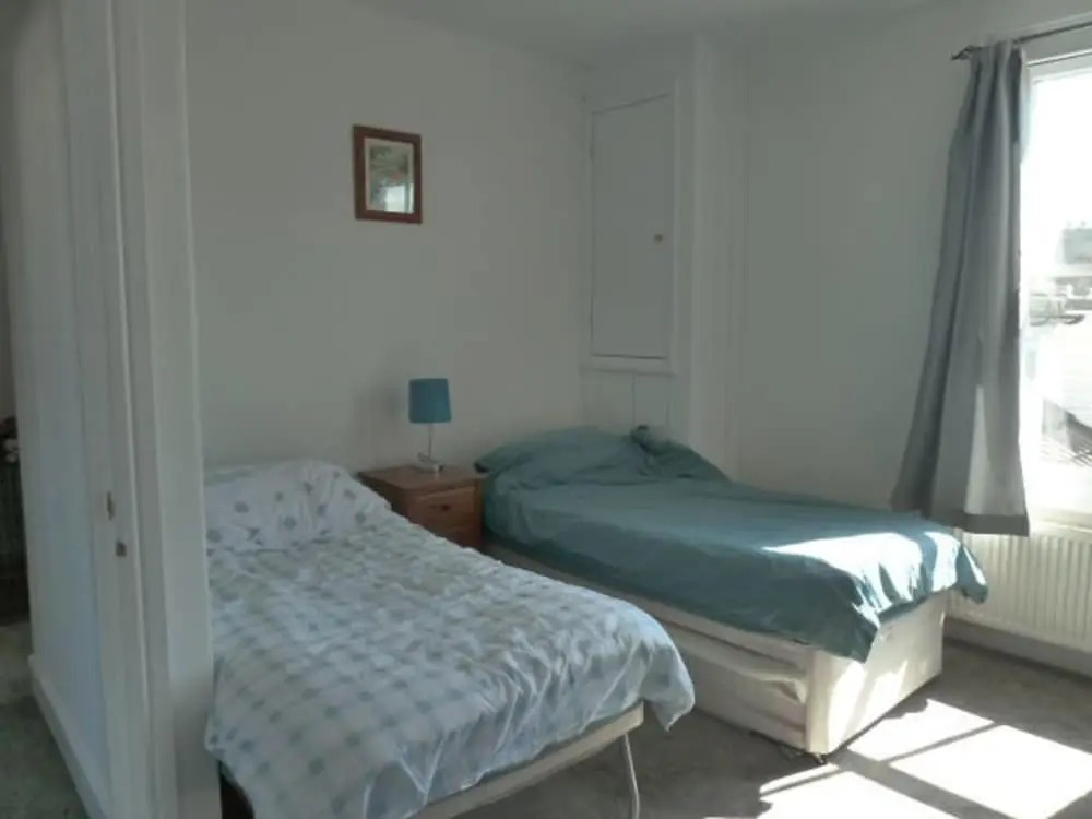 Light, Spacious 2 bed 2 Bath Flat. Sleeps 2-8