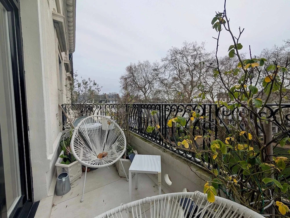 Stylish 1 Bed in SW7 With Private Balcony