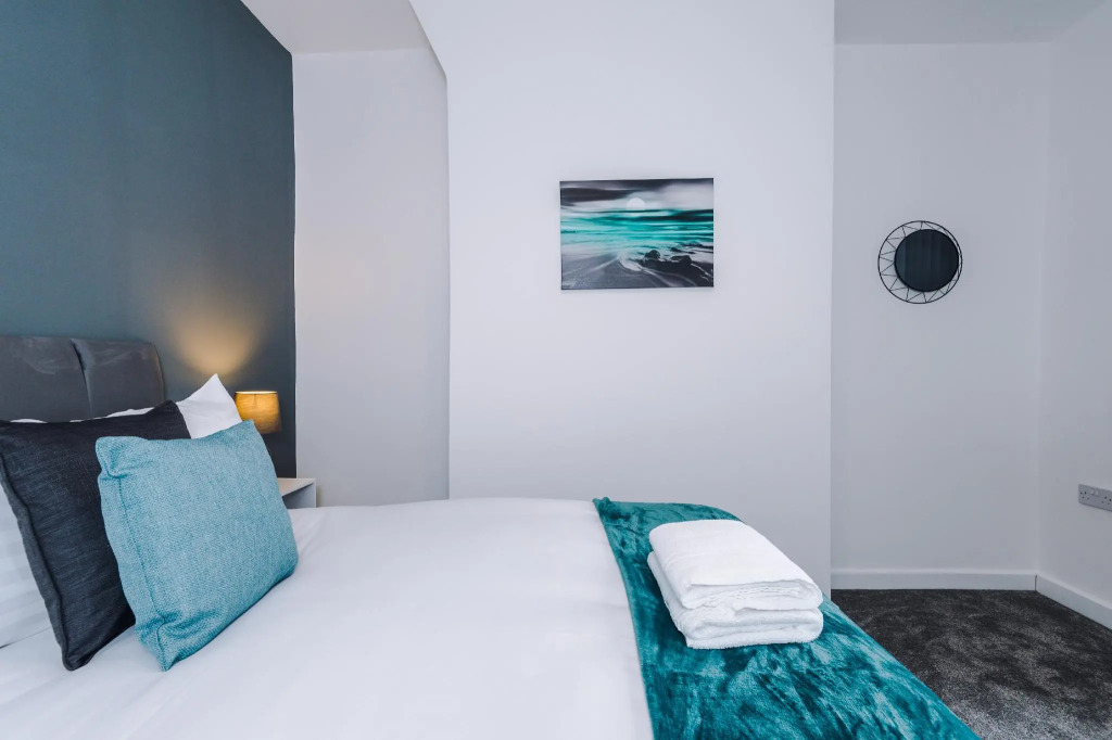 A-K Apartments - Cosy & Modern home, Superb Location, Street Parking Sleeps 6