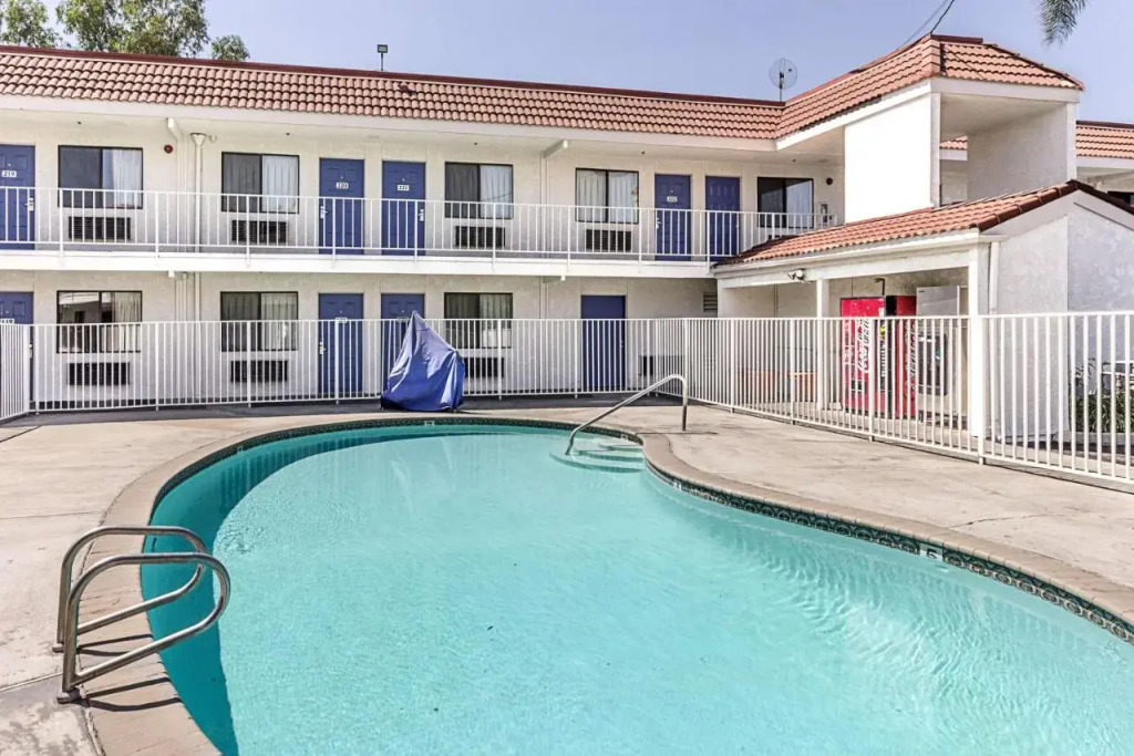 Motel 6 Shaw Ave & Hwy 99