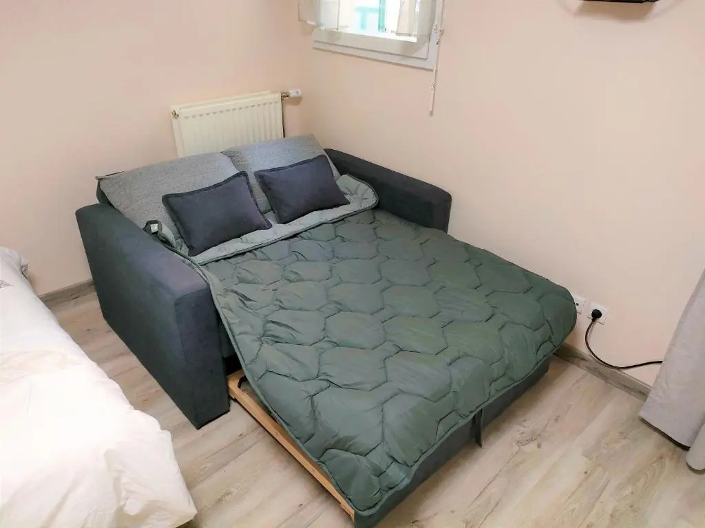 Lovely flat nearby Paris fully redone with free parking on premises and balcony