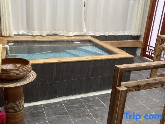 Kangding Gaqu Hot Spring Homestay