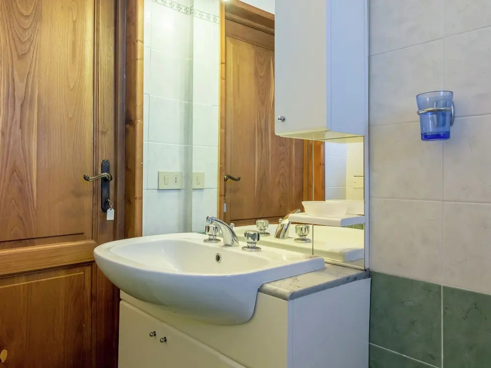 Cosy apartment in the well known Chianti area, with swimming pool and terrace.