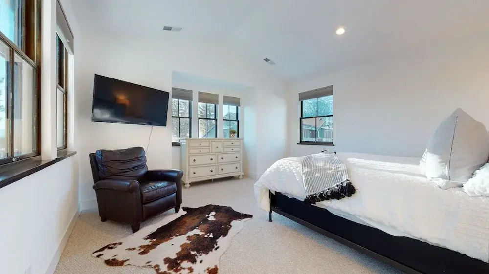 Snowcreek VII 1403 Deluxe Townhouse, Stunning Mountain Views, 2 Car Garage, Washer Dryer by RedAwning