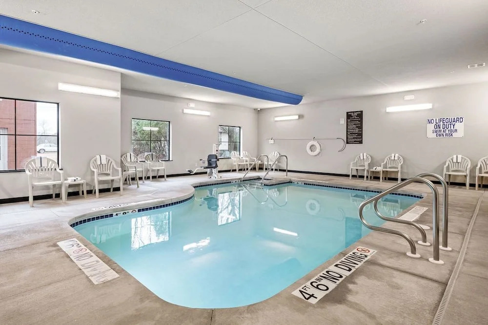 Cobblestone Hotel & Suites - Mosinee