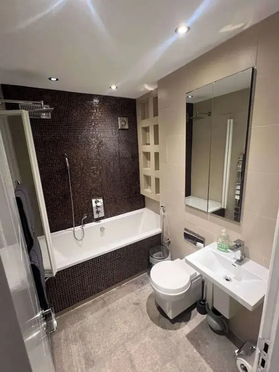 3-bed Central Apartment - Sleeps 8 & Free Parking