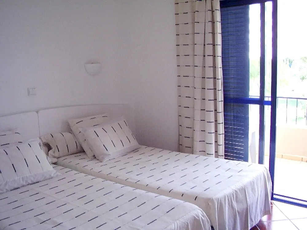 House With one Bedroom in Alvor, With Shared Pool, Furnished Terrace and Wifi Near the Beach