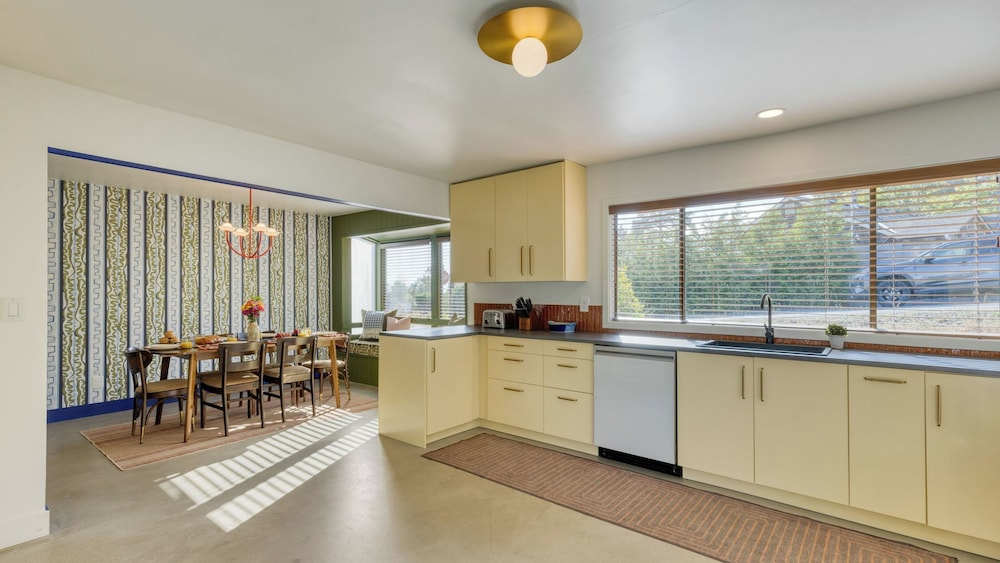 Walk to Beach & Shops Fireplace, Patio Dining & Firepit at Manzanita Ave