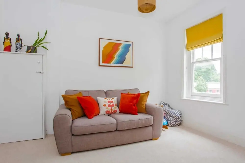 Bright and Airy 3 Bedroom Maisonette in South London