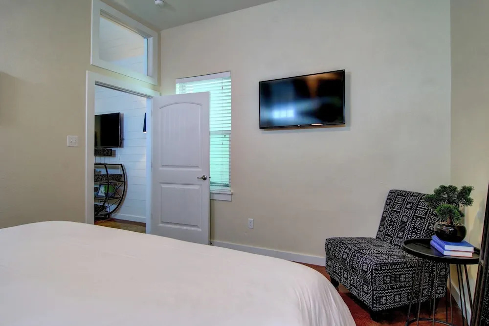 7th Sunrise 3 Bedroom Condo by RedAwning