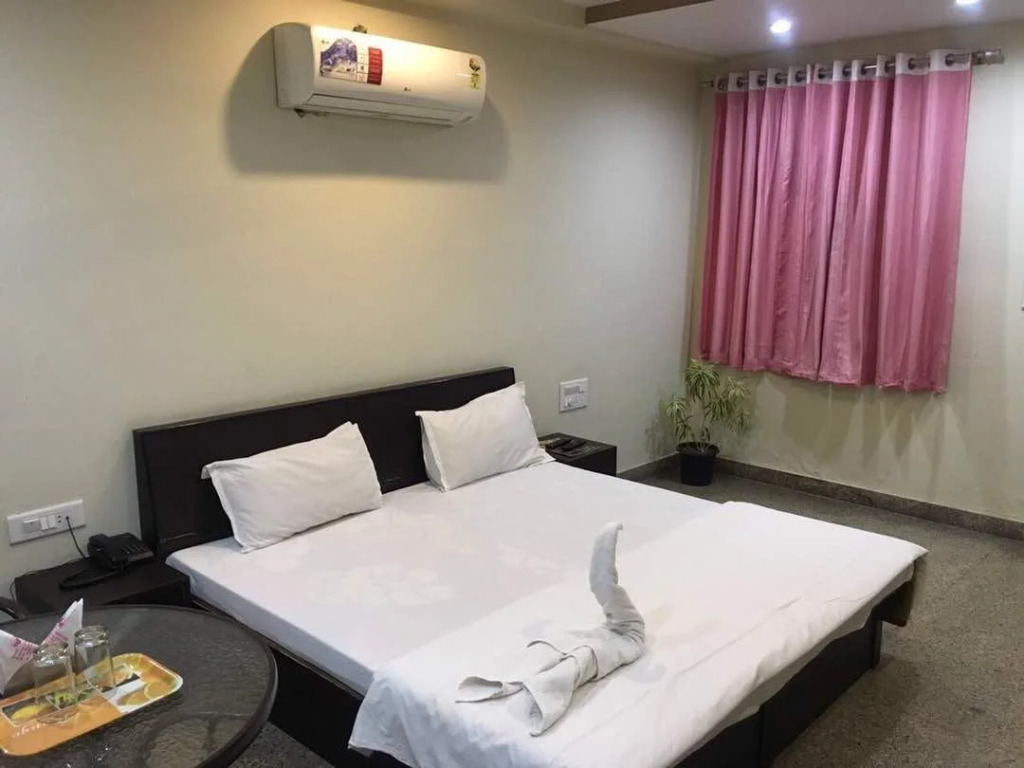 OYO 23499 Hotel Sky Inn