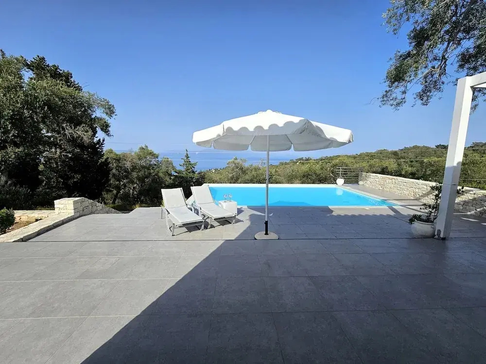 Villasleeps10-garden-freeparking-pool-ac