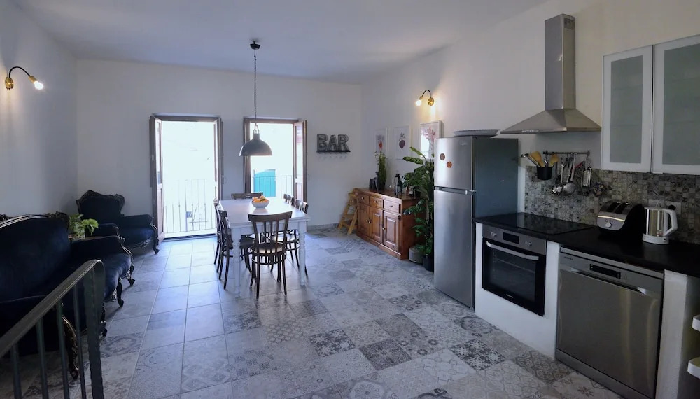 Large, Authentic 2-bed Apartment, Panoramic Views