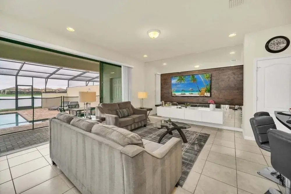 Lake View Serene & Peaceful Pool Home! 5 Bedroom Townhouse