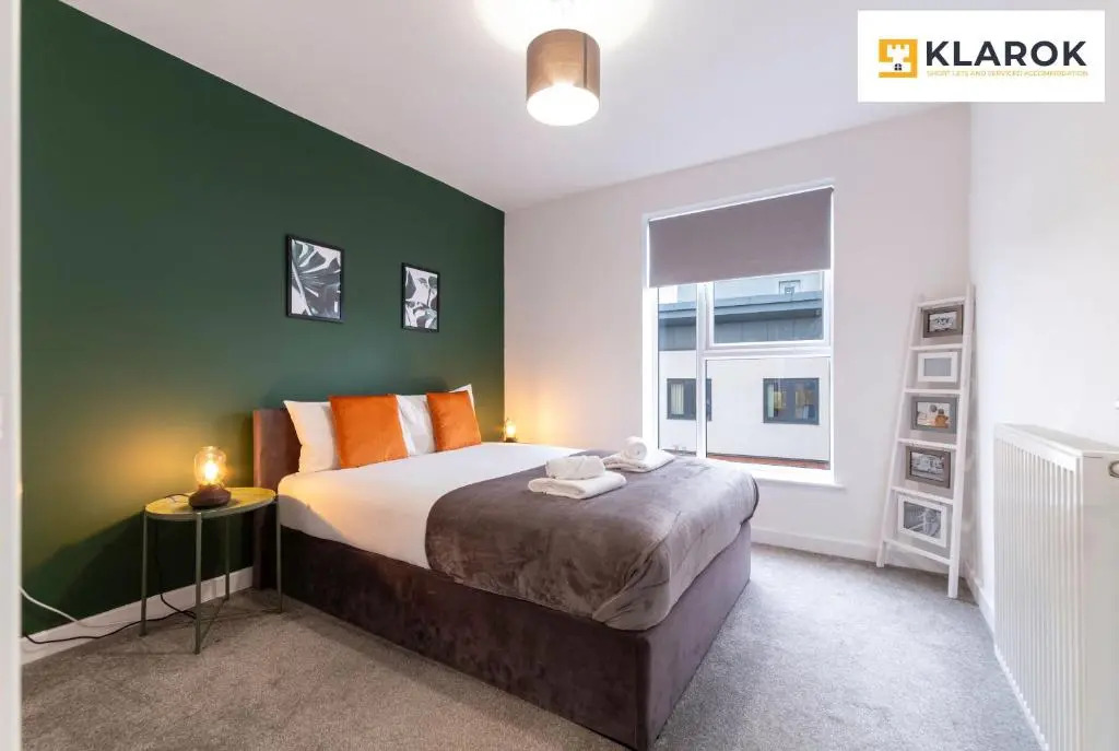 Large 2bed Central Apartment inc Free Parking by Klarok Accommodation Ltd