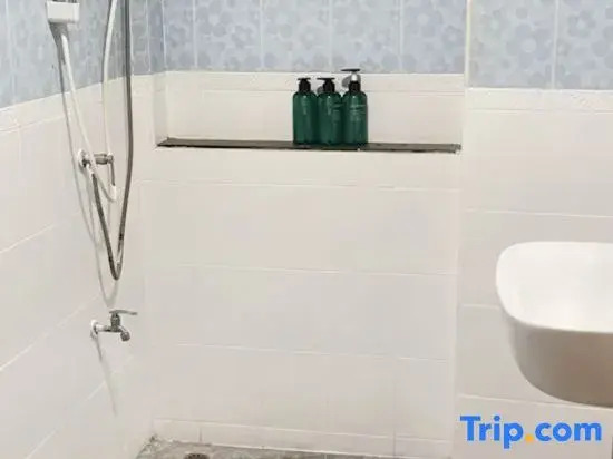 Kingbed ,rftop ,near train station ,3km ThaPae rd.