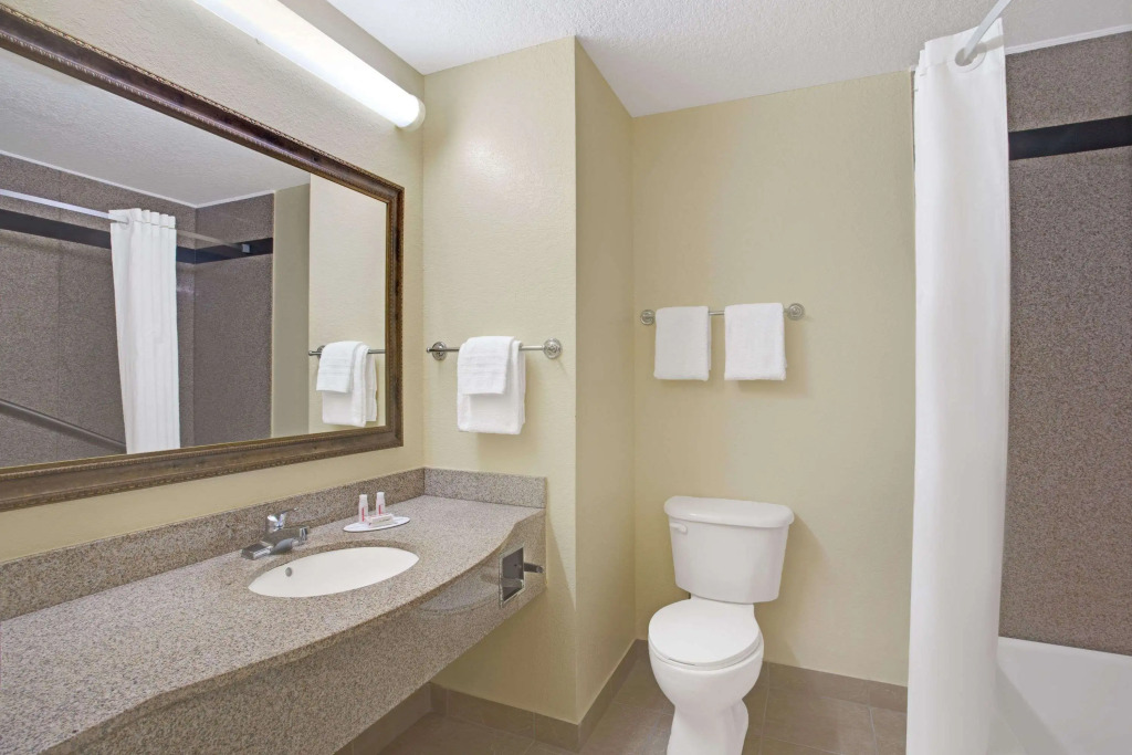 Super 8 by Wyndham Daytona Beach